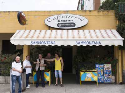 Qui si trova il bar del quartiere: la �caffetteria di Umberto�. Ci sono altri uomini: scherzano tra loro e con noi, si mettono in posa per la foto